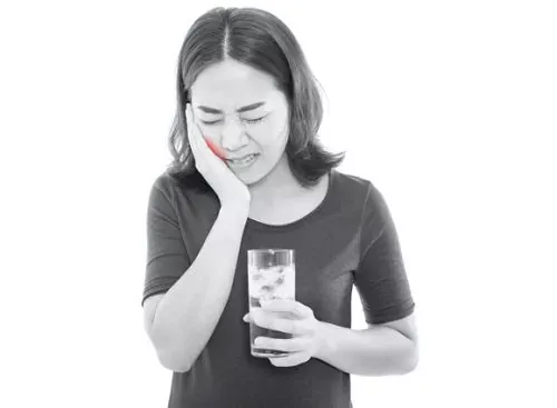 Ê buốt răng khi ăn thức ăn quá nóng hoặc quá lạnh