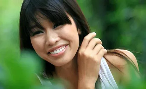 Nhiều người mẫu, diễn viên nổi tiếng của Showbiz Việt từng bị cười hở lợi