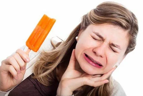 Răng nhạy cảm do lộ cổ chân răng có nguy cơ cần lấy tủy răng
